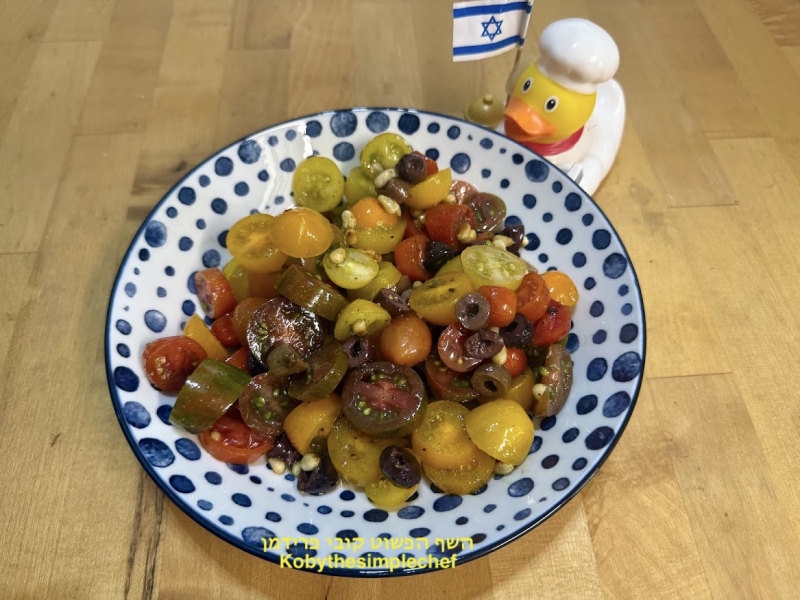 סלט שרי בכמה צבעים עם צנוברים וזיתי קלמטה בניחוח לימון ובזילקום טבעוני ללא גלוטן