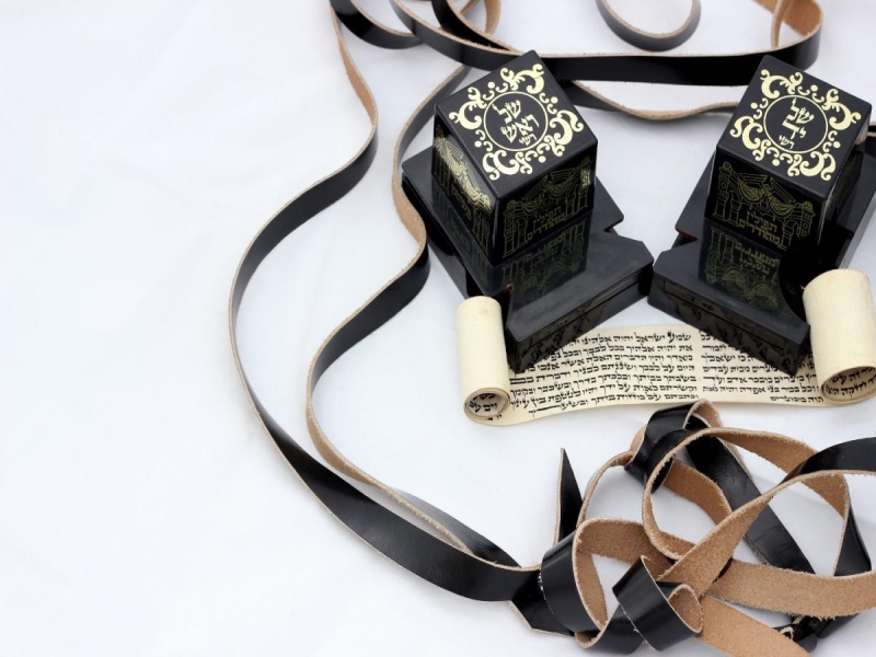 איך לקנות ערכת תפילין לבר מצווה? מדריך מפורט להורים ולנערים
