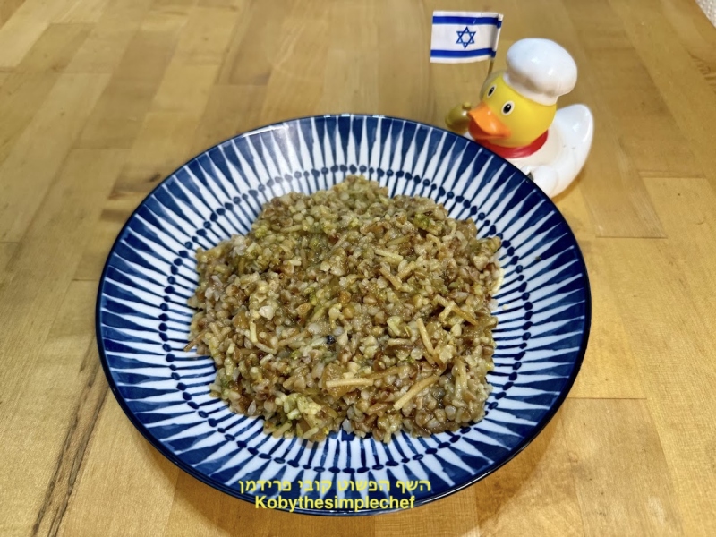 קשאלך מיט לוקשן(כוסמת עם אטריות והפעם מטוגנות) ובצל מקורמל טבעוני ללא גלוטן