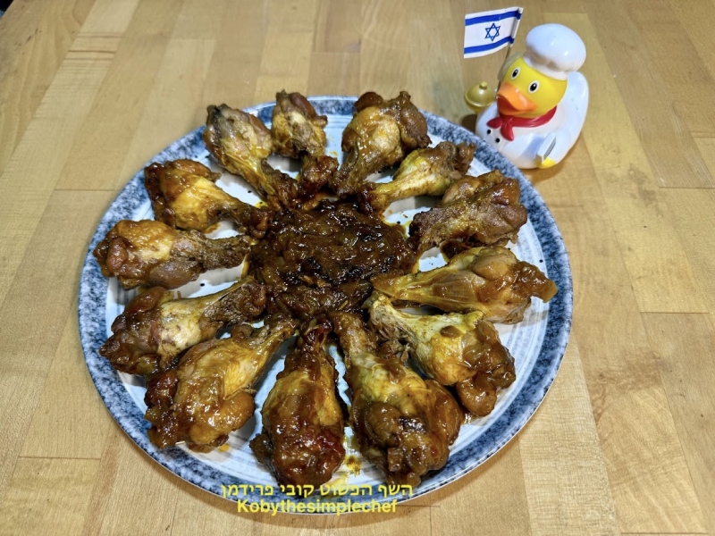 צלי שוקיות כנפי עוף פיקנטי עם בצל מקורמל ללא גלוטן