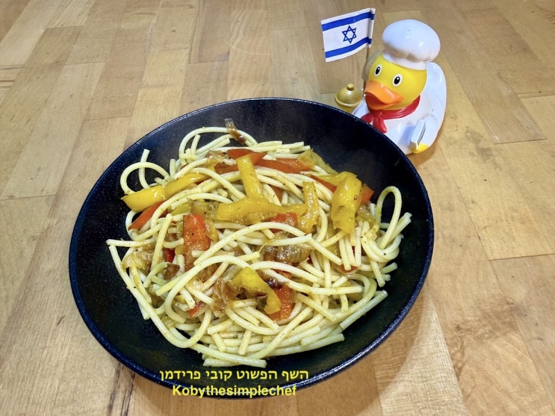 ספגטי עם רצועות פלפלים בצבעים ובצל מקורמל טבעוני ללא גלוטן