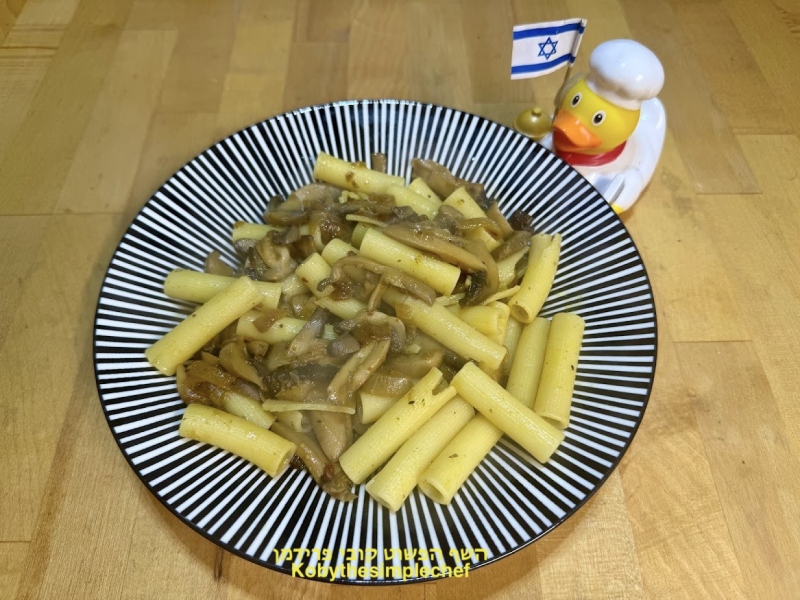 פסטה צינורות עם פטריות ברוטב בצל מקורמל טבעוני ללא גלוטן