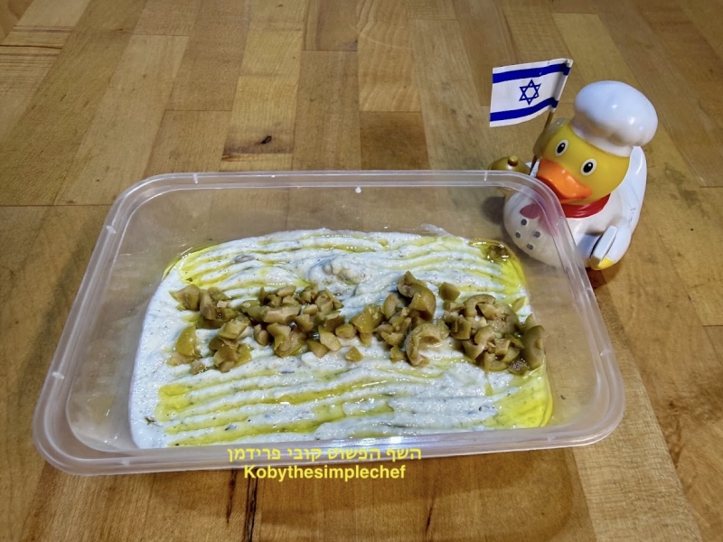 גבינת טופו עם שבבי זיתים ירוקים בניחוח תימין לשבועות טבעוני ללא גלוטן