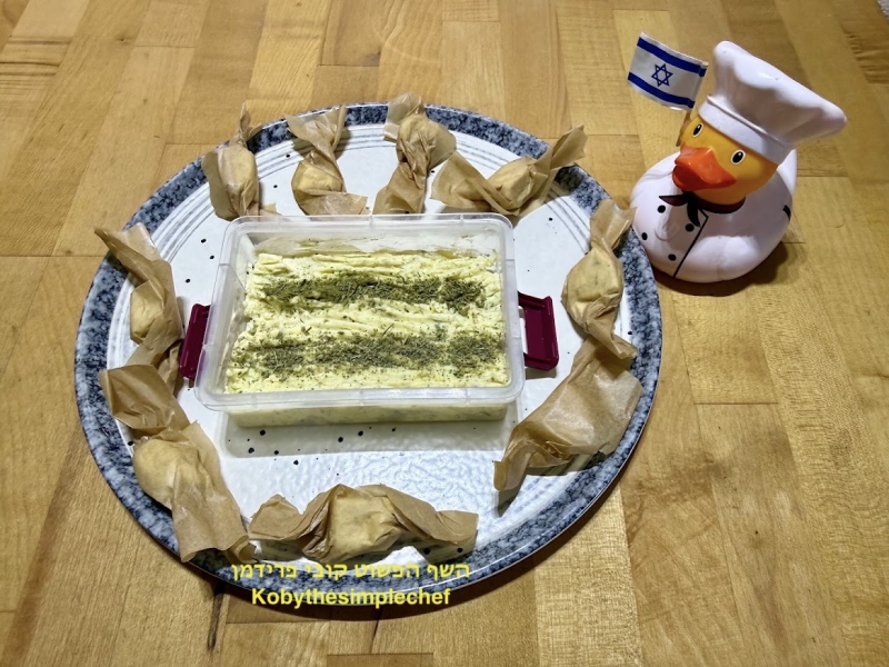 חמאת עשבי תיבול תימן זעתר ושום לשבועות צמחוני ללא גלוטן