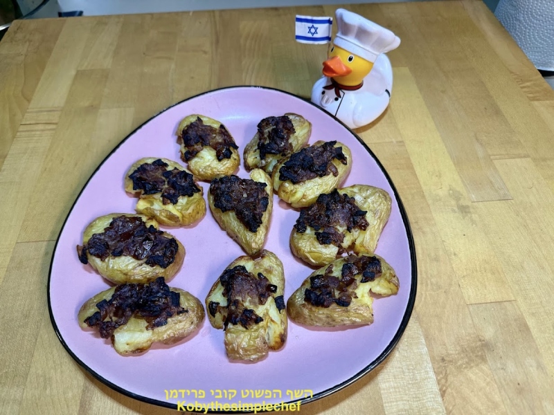 תפוא מעוכים(קווץ)אפויים בתנור עם בצל מקורמל סגול טבעוני ללא גלוטן