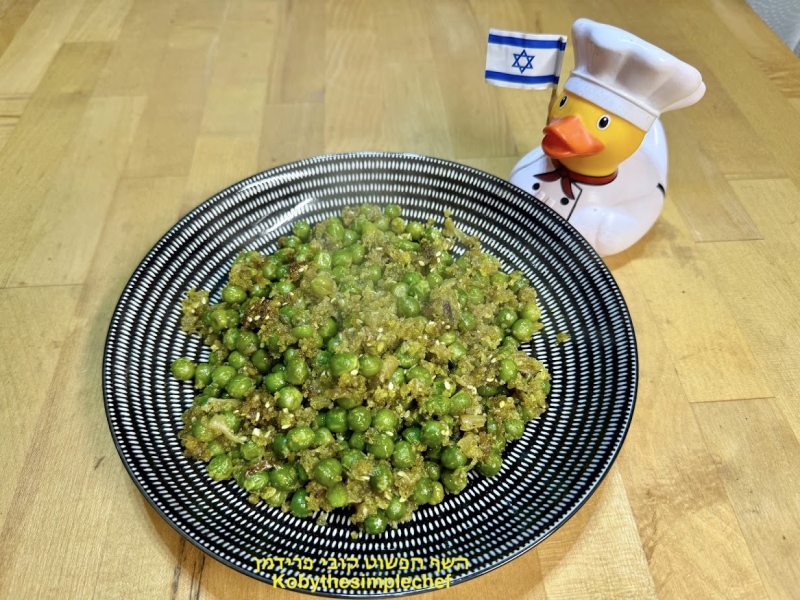 אפונה עם בצל מקורמל ופירורי(לחם)מקורנפלקס טבעוני ללא גלוטן