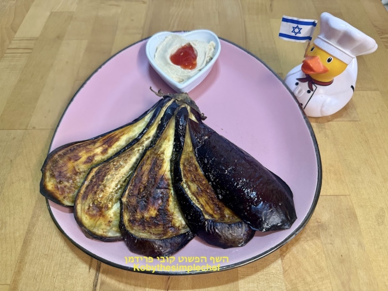 מניפת חציל אפויה בתנור בתוספת טחינה ורוטב צילי מתוק טבעוני ללא גלוטן
