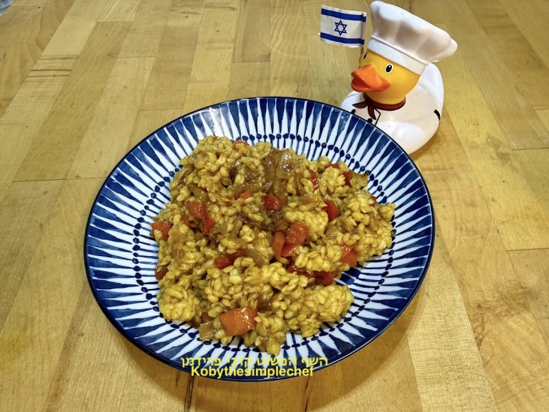 פתיתים ללא גלוטן עם רוטב בצל מקורמל מתובל וקוביות פלפל אדום טבעוני ללא גלוטן