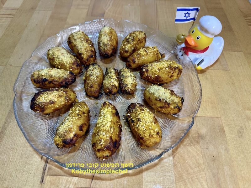תפוא אפויים(מבושלים)מתובלים בתערובת תבלינים עם פירורי לחם טבעוני ללא גלוטן