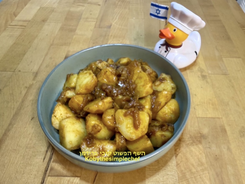צלי חצאי מיני תפוא אדומים עם בצל מקורמל טבעוני ללא גלוטן