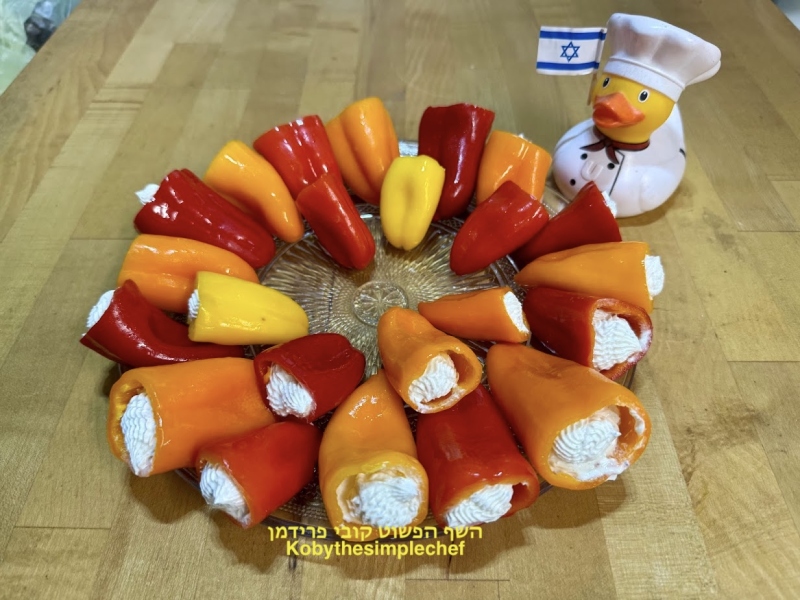 מיני פלפלונים בצבעים כבושים ביתיים בטעם של פעם פיקנטי במילוי תערובת(מטבל וממרח)גבינות ושמנת מתובלת צ