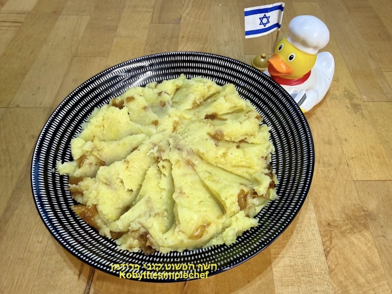 פירה תפוא מתובלים עם בצל מקורמל טבעוני ללא גלוטן
