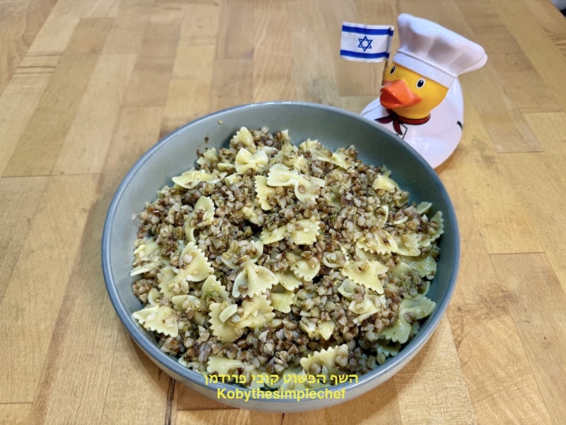 קשאלך מיט לוקשן(כוסמת עם אטריות עניבות) ובצל מקורמל טבעוני