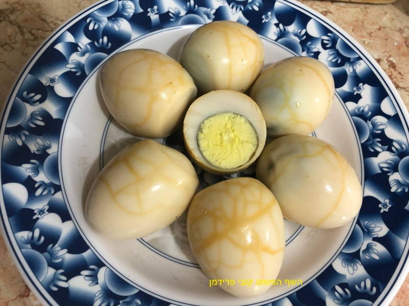 ביצים קשות משוישות בכתום טבעי
