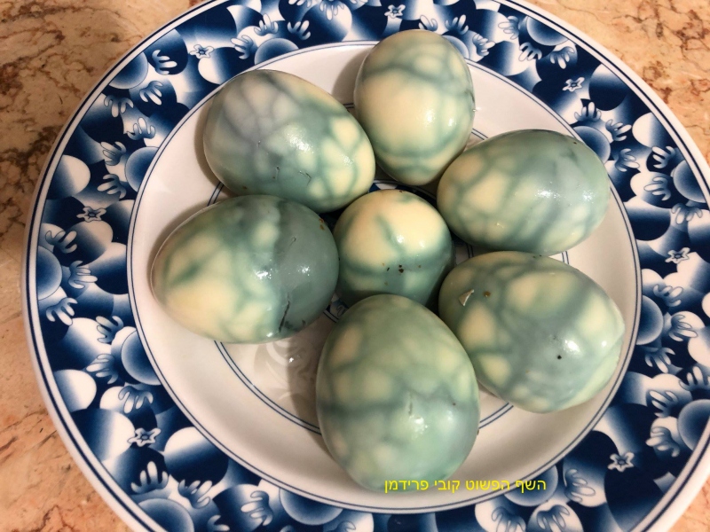 ביצים קשות משוישות בסגול טבעי