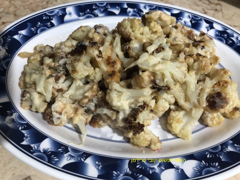 פרחי כרובית אפויים בתנור עם טחינה וצילי מתוק