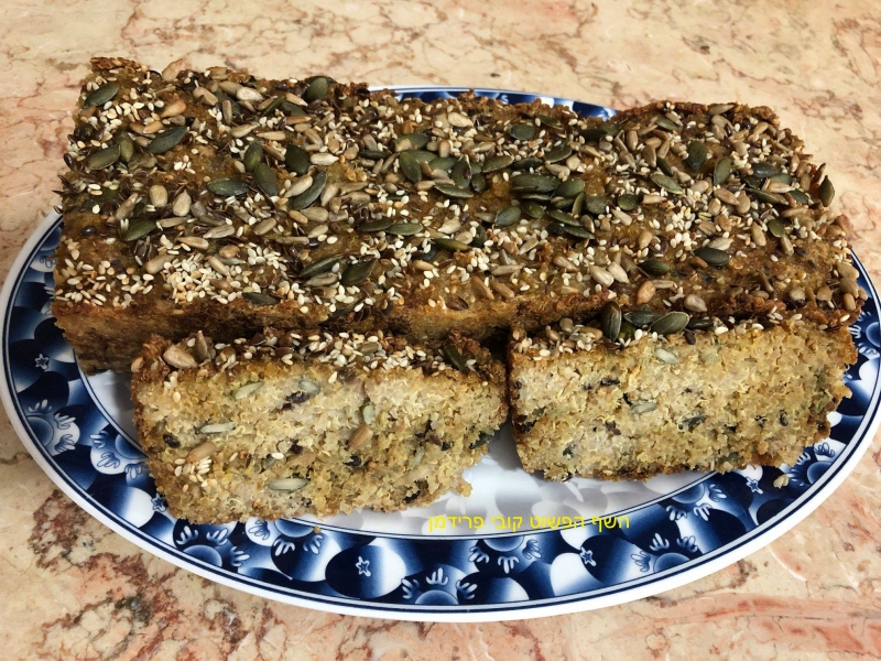 לחם קינואה טבעוני ללא גלוטן עם גרעינים