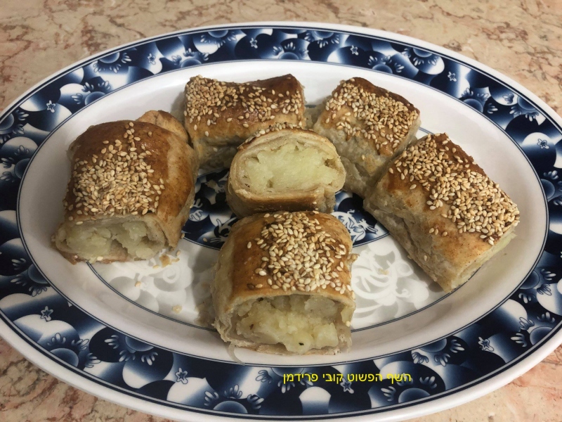 מאפה בצק עלים (קניז של הפולנים)חתוך עם פירה תפו"א ובצל סגול מקורמל