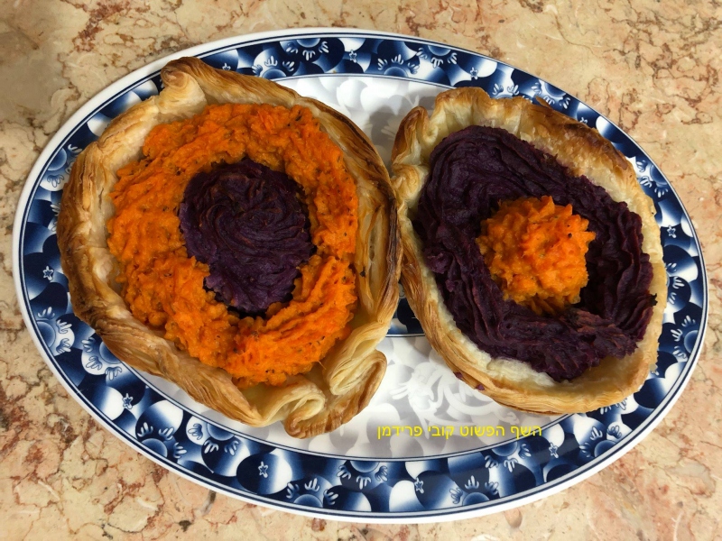 מאפה טבעוני ממלווח עם פרח פירה בטטה סגולה וכתומה