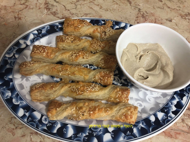 מקלות גבינות ושמשום מבצק עלים