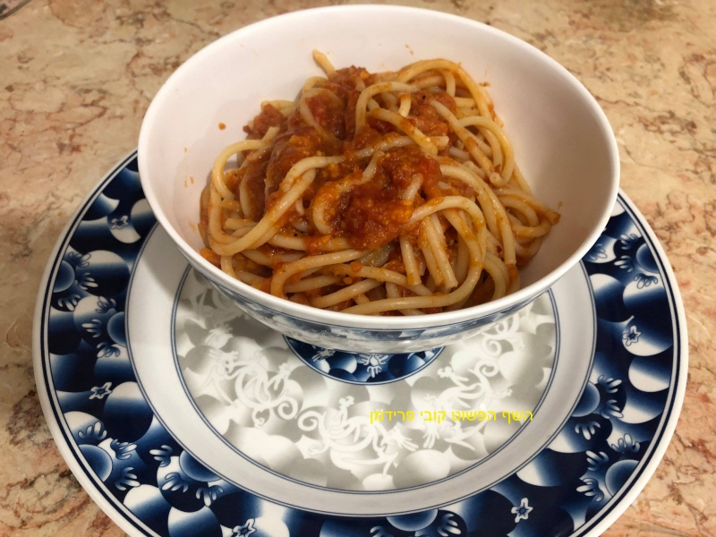 מקרוני=בוקטיני (ספגטי עבה)ברוטב בטטה עגבניות