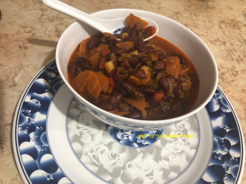 נזיד שעועית אדומה וירקות ברוטב פלפלים טבעוני