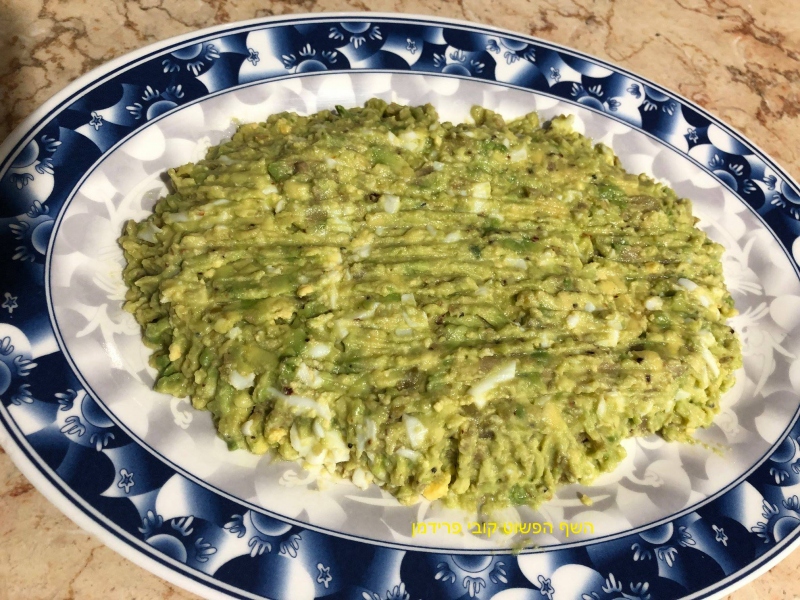 סלט אבוקדו ביצים וזיתים