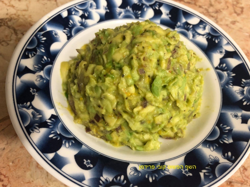 סלט אבוקדו עם בצל סגול וחרדל