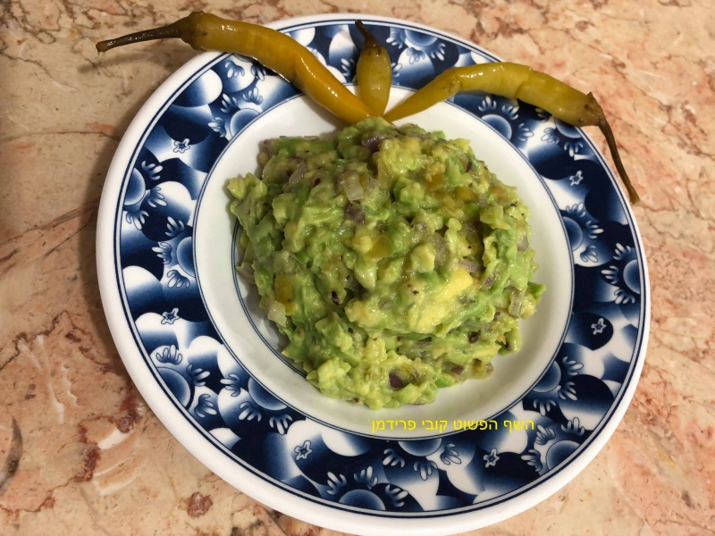 סלט אבוקדו עם בצל סגול ופלפל שיפקה חריף