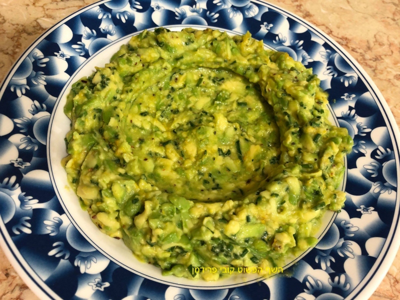 סלט אבוקדו עם עירית