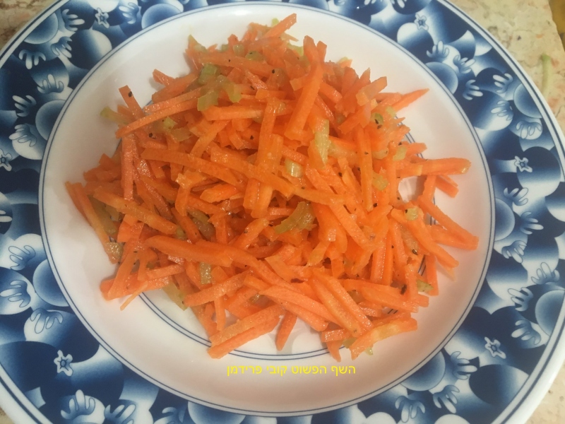 סלט גזר וגבעולי סלרי בתחמיץ