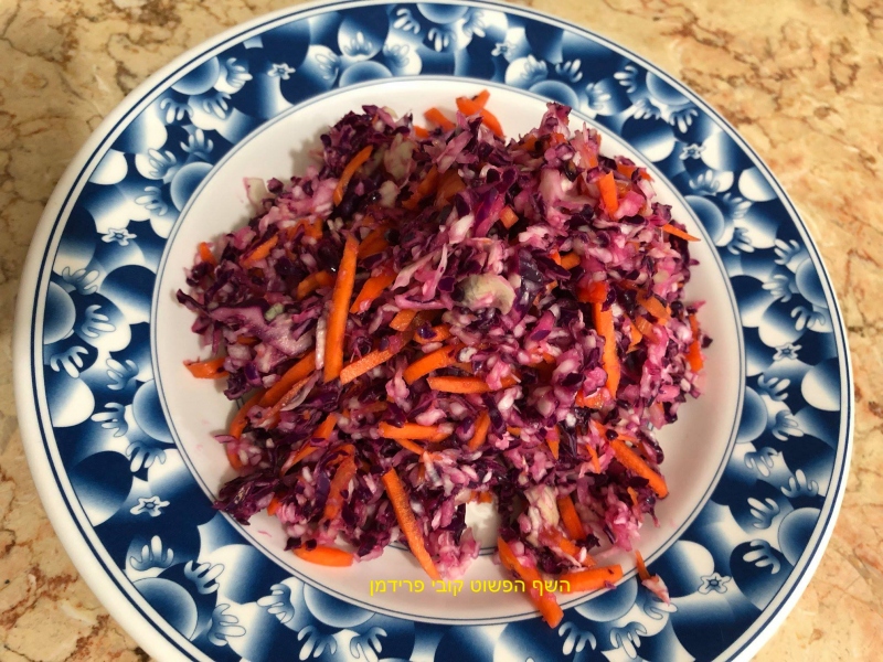 סלט גזר וכרובים בשני צבעים בתחמיץ