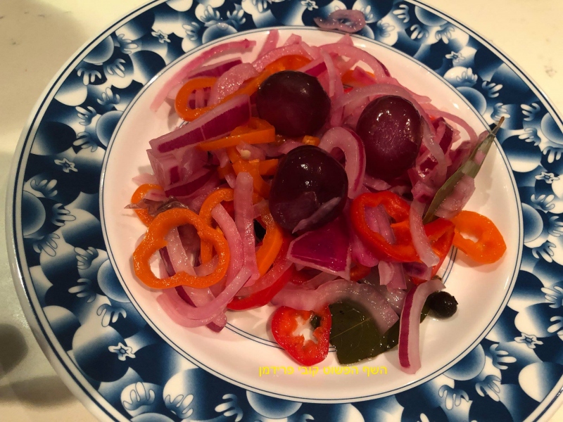 בצל סגול ומיני פלפלים בצבעים כבושים בטעם של פעם