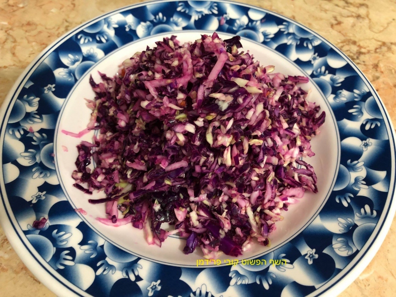 סלט כרוב בשני צבעים בתחמיץ