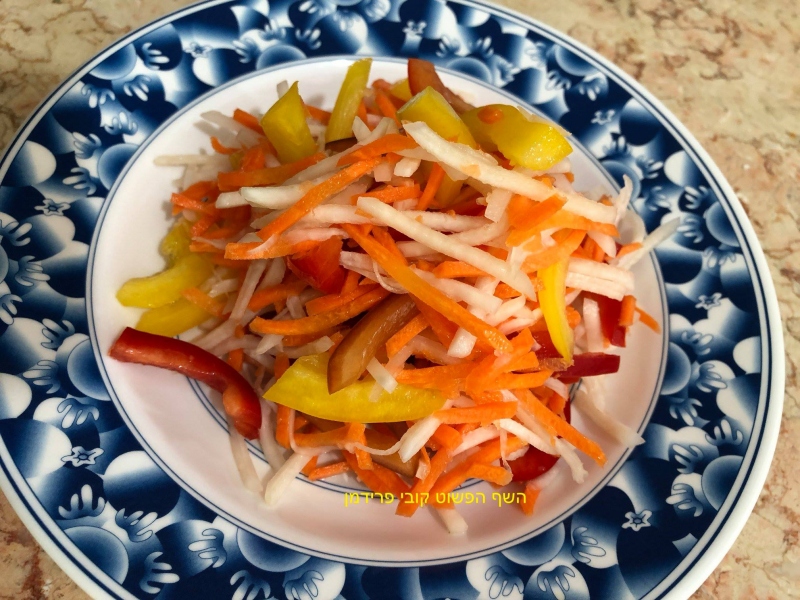 סלט קולרבי גזר ופלפלים בשני צבעים בתחמיץ חמוץ מתוק