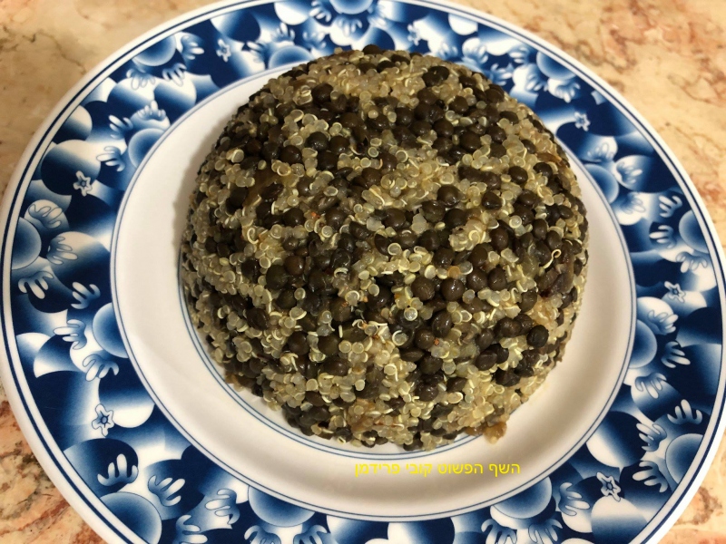 סלט קינואה ועדשים שחורים ובצלי שאלוט מקורמלים