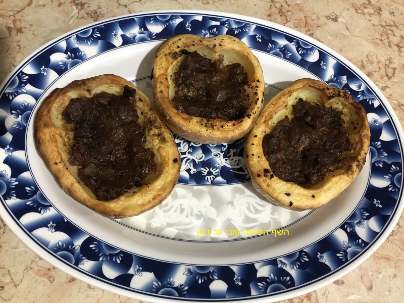 סירות תפו"א ממולאות בבצל מקורמל בתנור