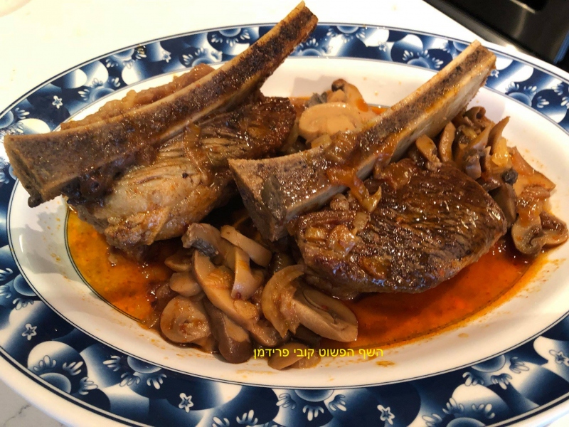 צלעות קצרות (short ribs) עם פטריות ברוטב בבישול קדרה,