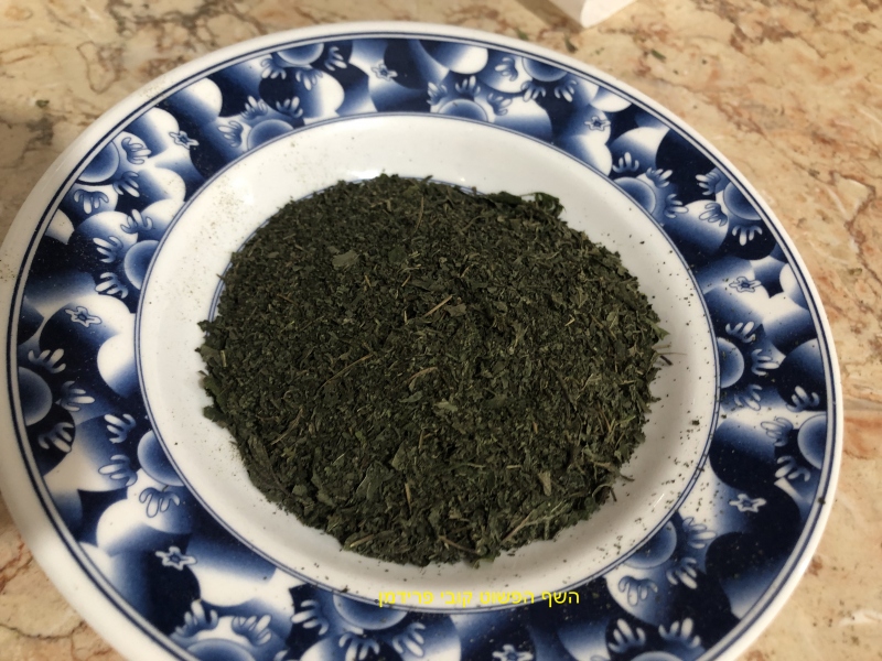 אבקת מנטה(סוג של נענע) יבוש בשמש הביתית טבעי