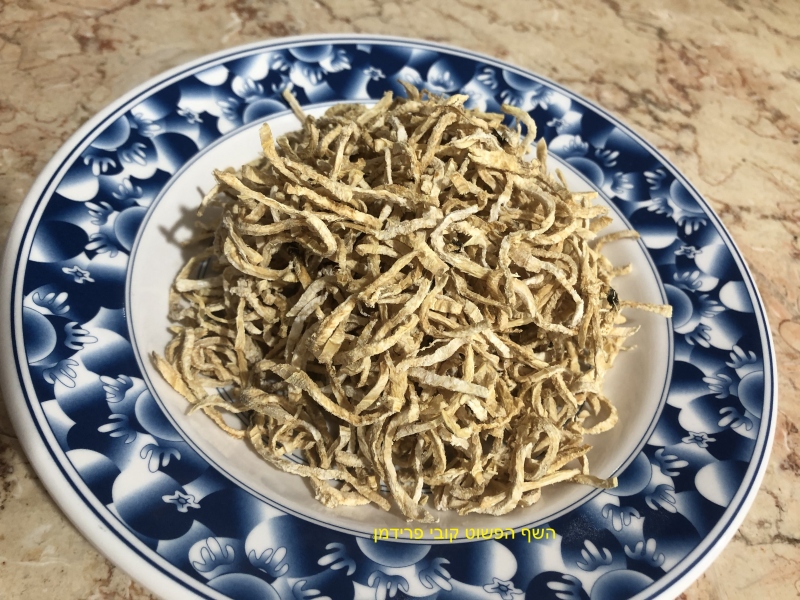 מקלוני(גוליאנים) שורש פטרוזיליה יבשים בייבוש בשמש הביתית לתיבול וארומה