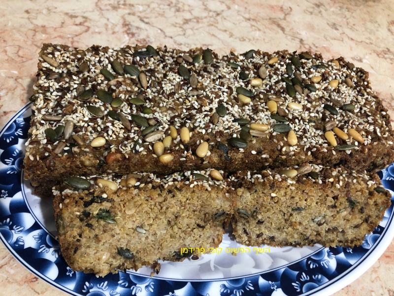 לחם קינואה טבעוני ללא גלוטן עם גרעינים וצנוברים