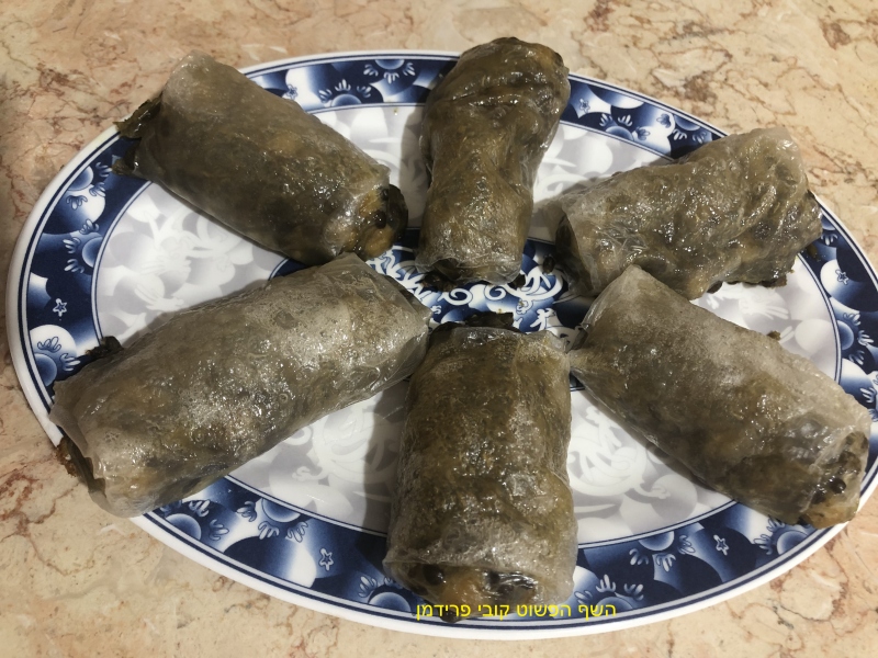 אגרול בדפי אורז ממולא בתבשיל חומוס ועדשים שחורים בתנור טבעוני ללא גלוטן