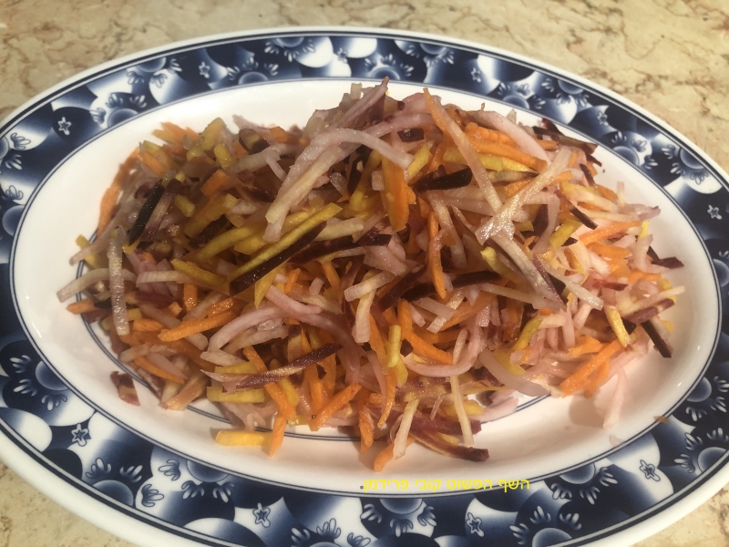 סלט קולרבי וגזרים בארבעה  צבעים בתחמיץ טבעוני ללא גלוטן