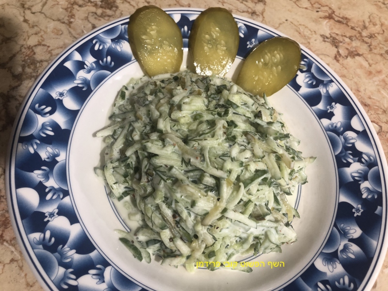 סלט מלפפונים ירוק וחמוץ עם יוגורט מועשר בחלבון