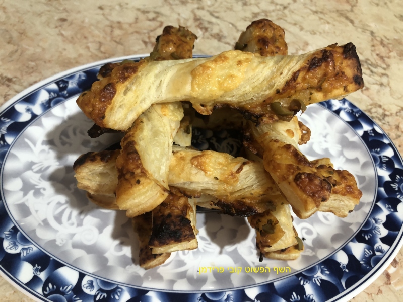 מקלות פיצה מסולסלות מבצק עלים