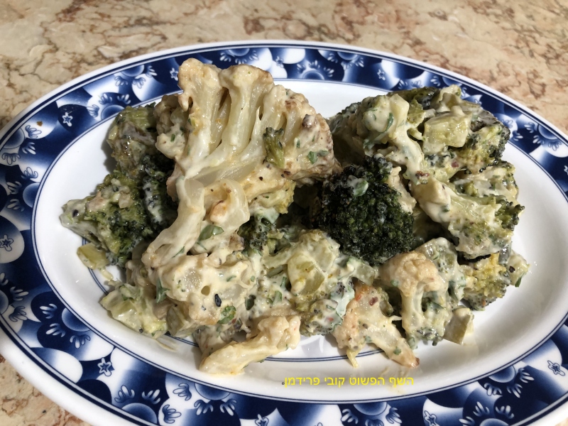 פרחי ברוקולי וכרובית בתנור עם טחינה ירוקה ומלפפון חמוץ טבעוני ללא גלוטן