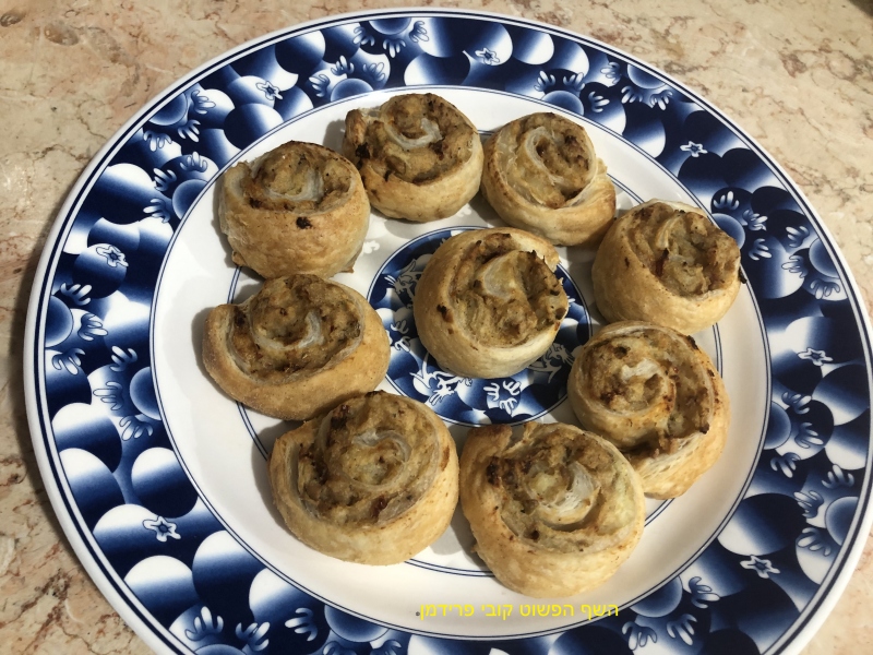 שושנים(מאפה מבצק עלים)ממולא בפירה תפו"א עם זיתים עגבניות מיובשות ובצל מקורמל טבעוני