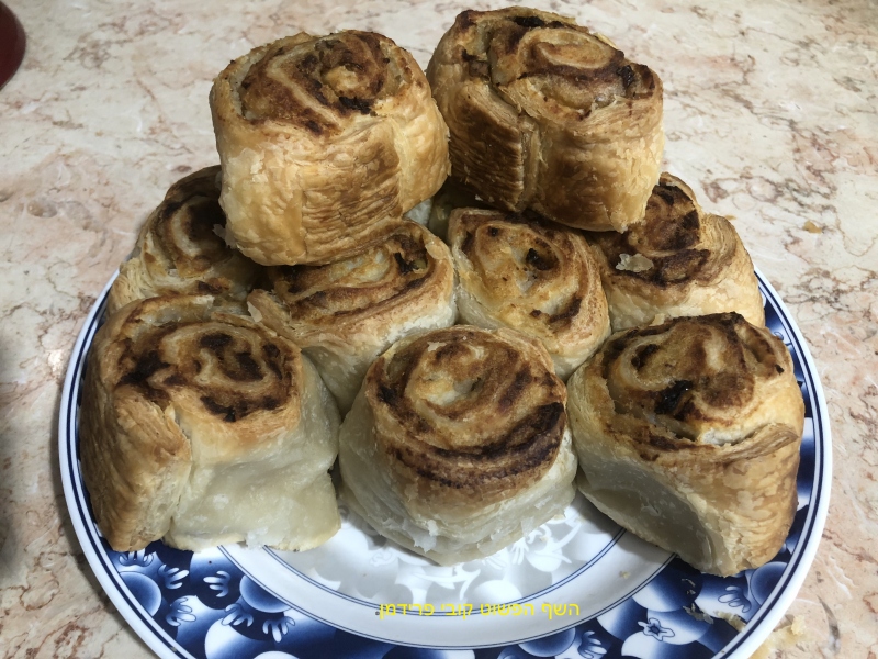 מאפה שושנים לתלישה מבצק עלים ממולא בפירה תפו"א עם זיתים עגבניות מיובשות ובצל מקורמל טבעוני