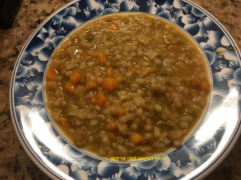 מרק בטטה אפונה גריסי פנינה ואיטריות מיני ריבוע טבעוני