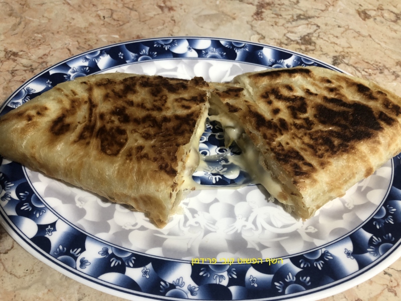 סמבומלווח ממולא בגבינה צהובה וזייתים